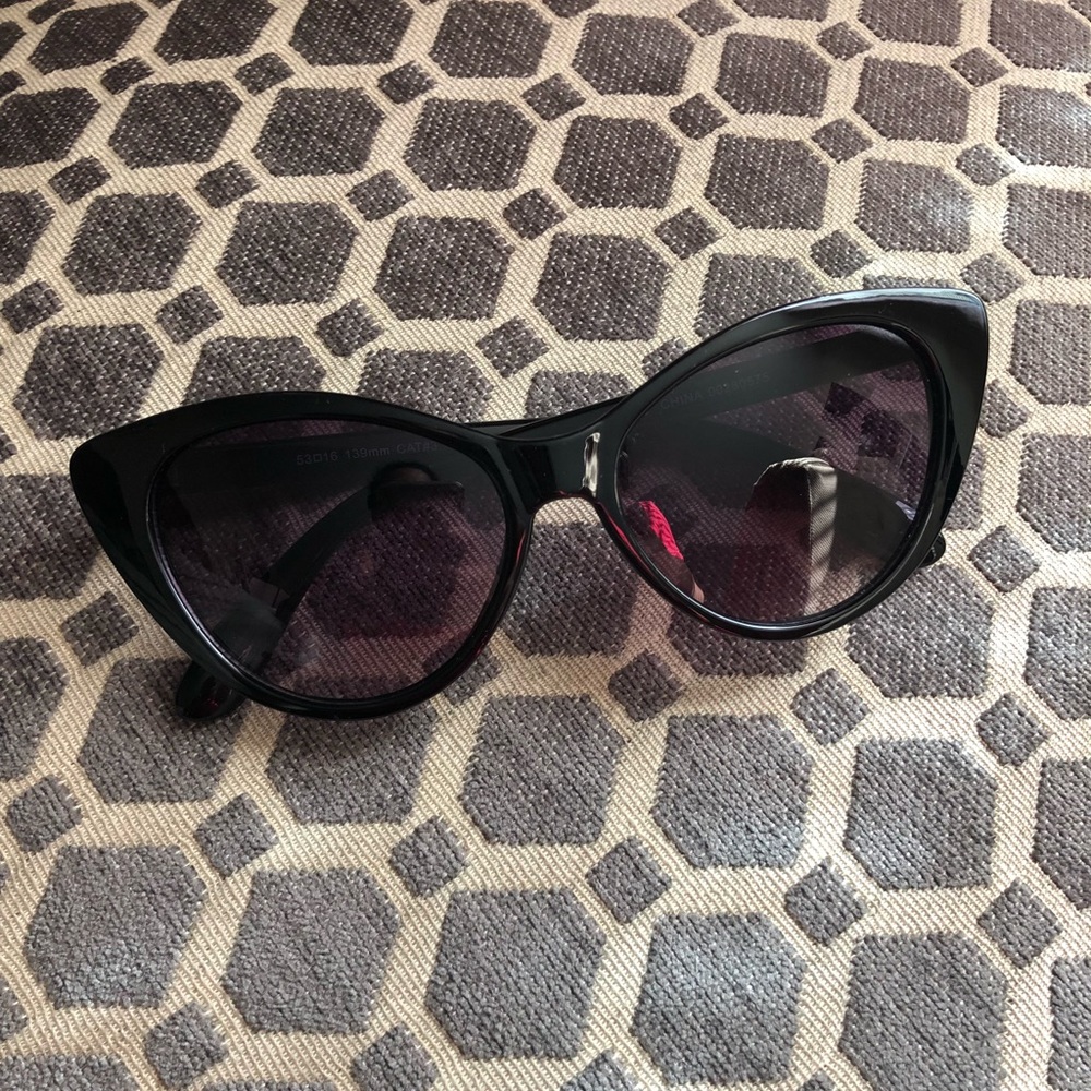 Cat-eye Sunglasses🐱